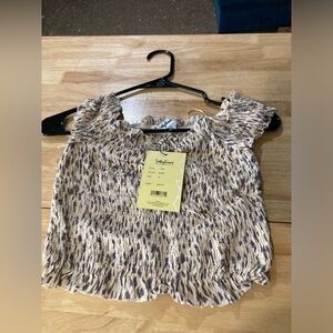 Salty Lemon cropped shirt in beige in size Medium. Super cute 🦋